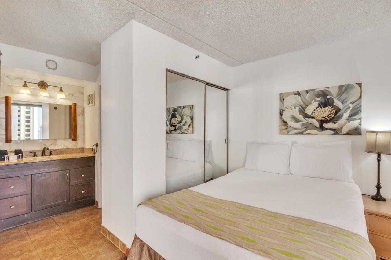Sea View Condos At The Waikiki Banyan - Free Parking! 호놀룰루 외부 사진