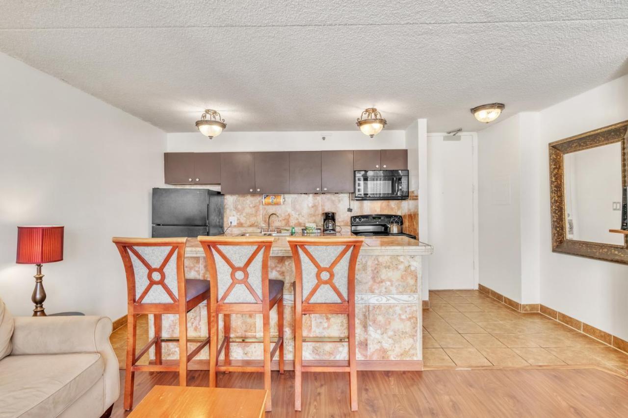 Sea View Condos At The Waikiki Banyan - Free Parking! 호놀룰루 외부 사진